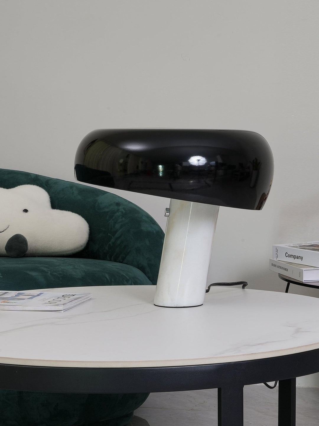 Lampka stołowa z marmurową dekoracją