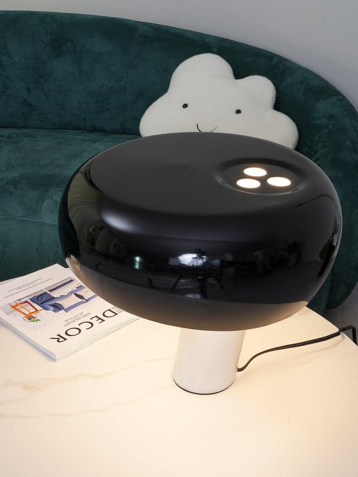 Lampka stołowa z marmurową dekoracją