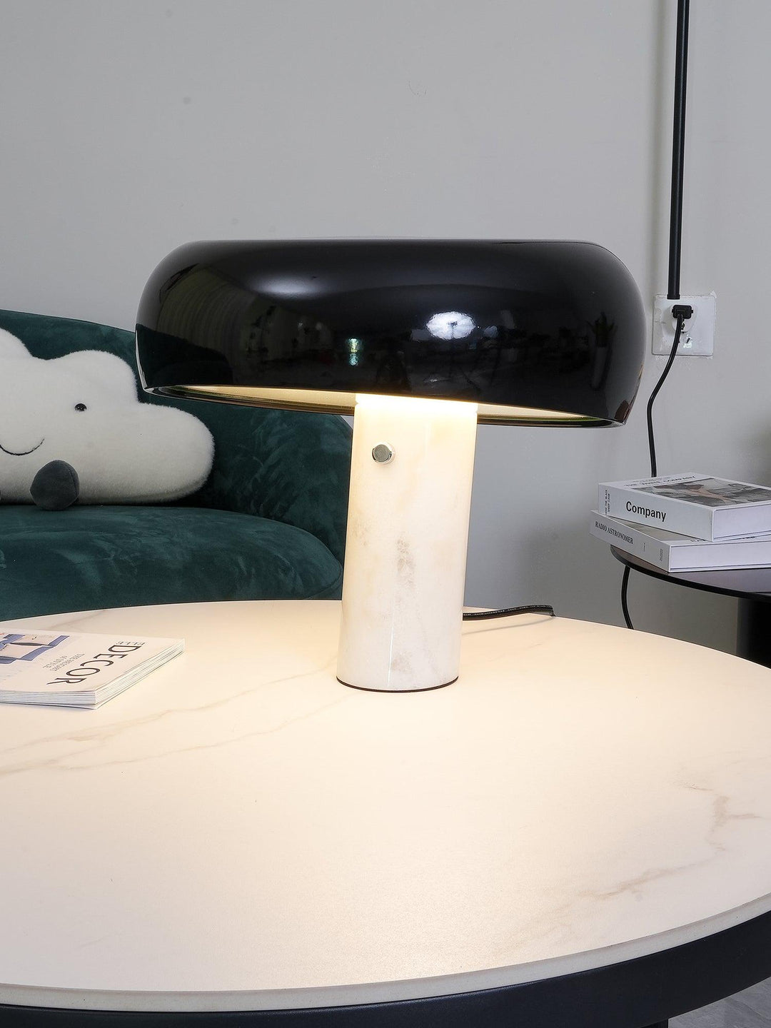 Lampka stołowa z marmurową dekoracją