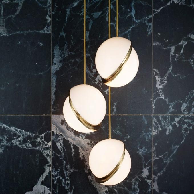 Lampa wisząca w kształcie półksiężyca