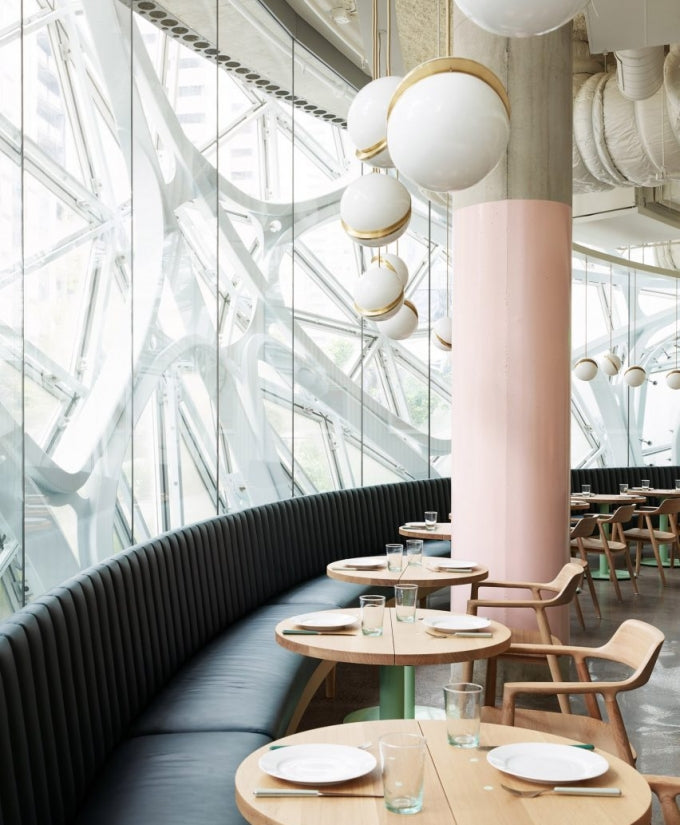 Lampa wisząca w kształcie półksiężyca