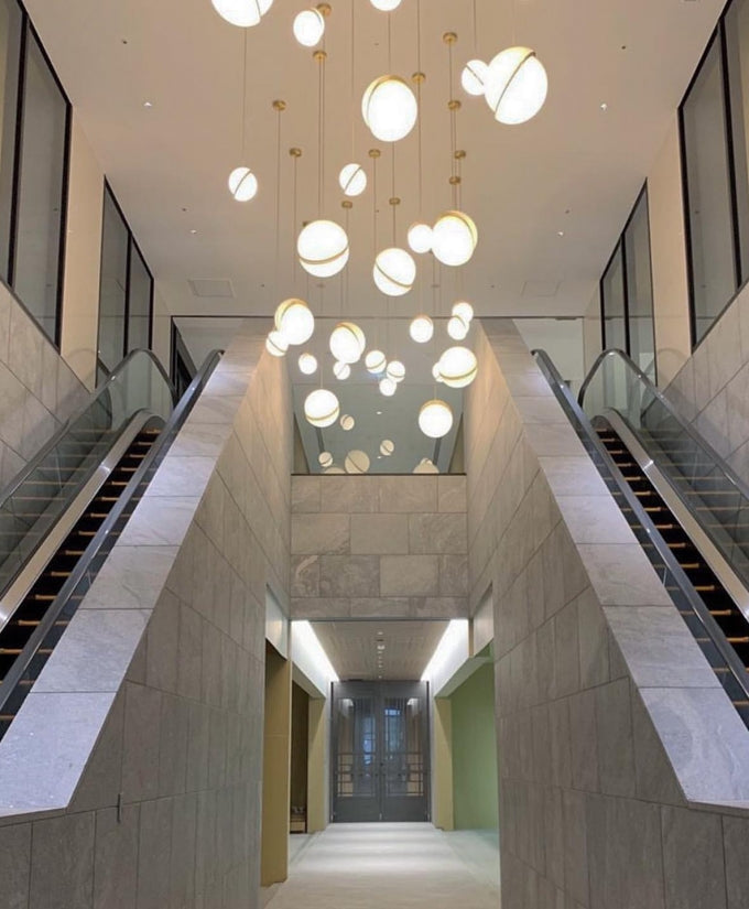 Lampa wisząca w kształcie półksiężyca