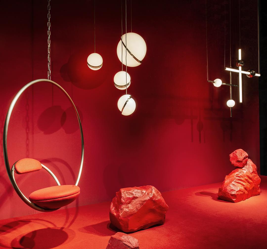 Lampa wisząca w kształcie półksiężyca