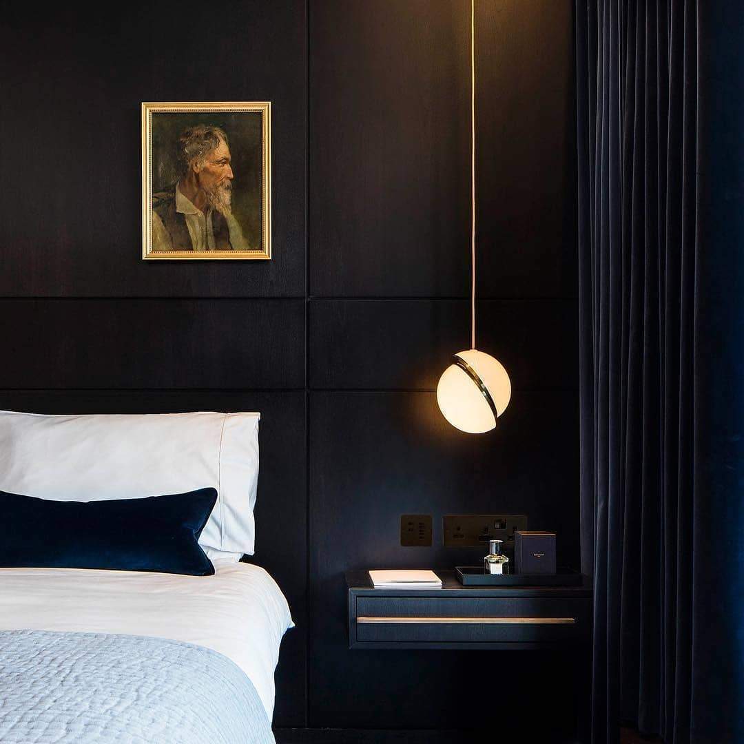 Lampa wisząca w kształcie półksiężyca