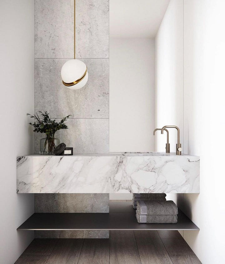 Lampa wisząca w kształcie półksiężyca