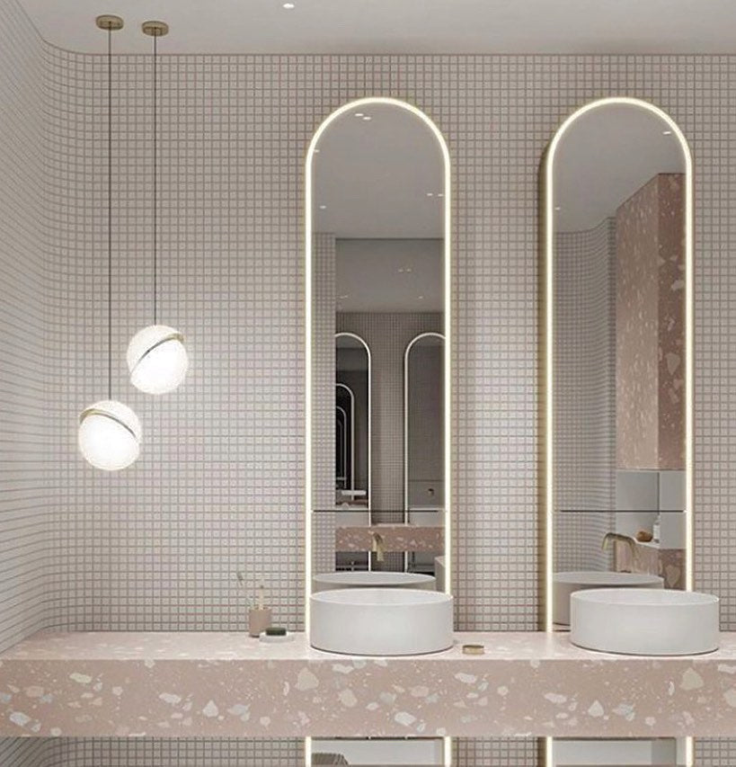 Lampa wisząca w kształcie półksiężyca