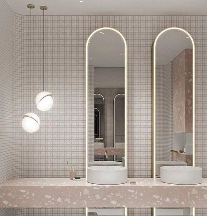 Lampa wisząca w kształcie półksiężyca