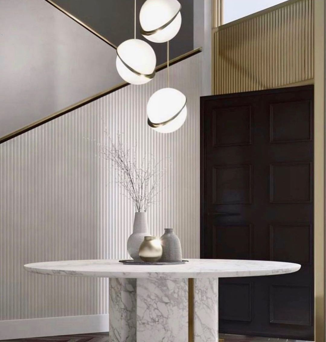 Lampa wisząca w kształcie półksiężyca