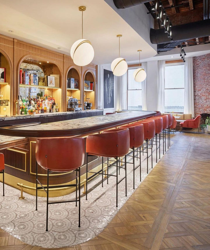 Lampa wisząca w kształcie półksiężyca