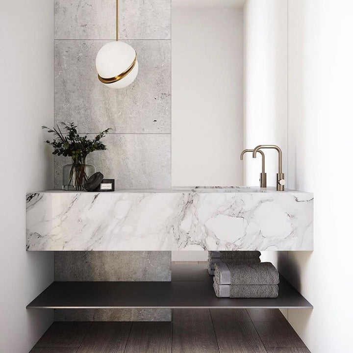 Lampa wisząca w kształcie półksiężyca