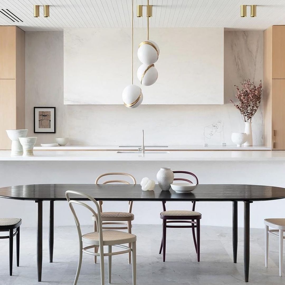 Lampa wisząca w kształcie półksiężyca