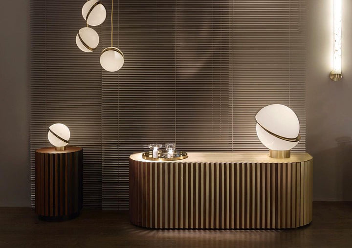 Lampa wisząca w kształcie półksiężyca