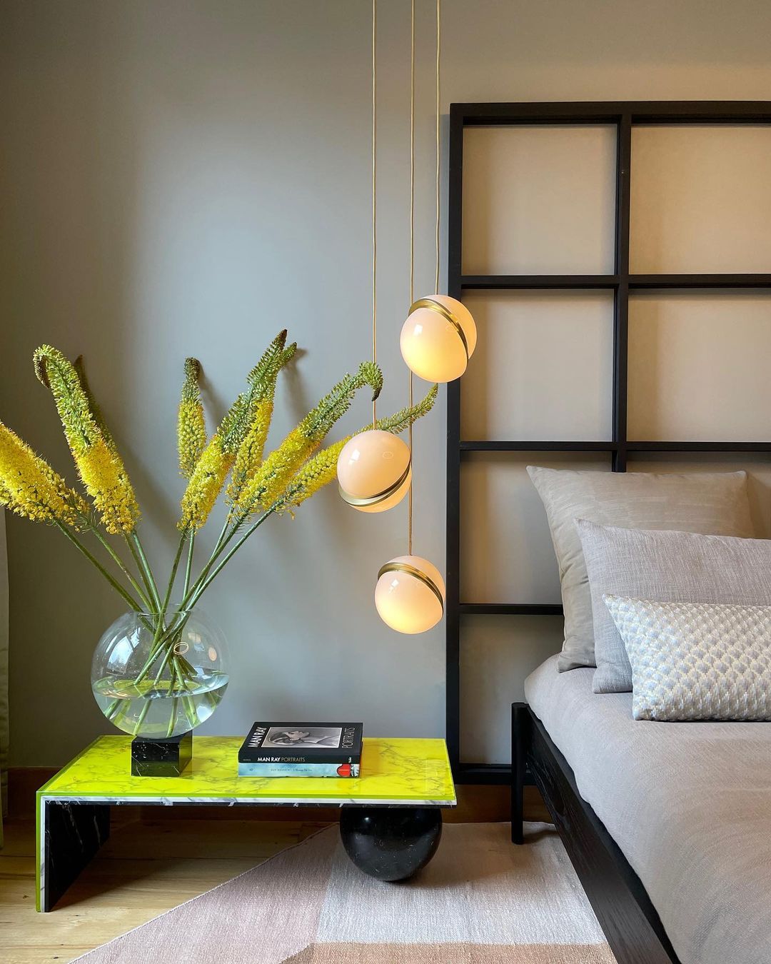 Lampa wisząca w kształcie półksiężyca