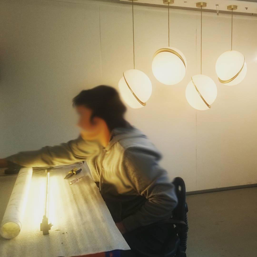 Lampa wisząca w kształcie półksiężyca