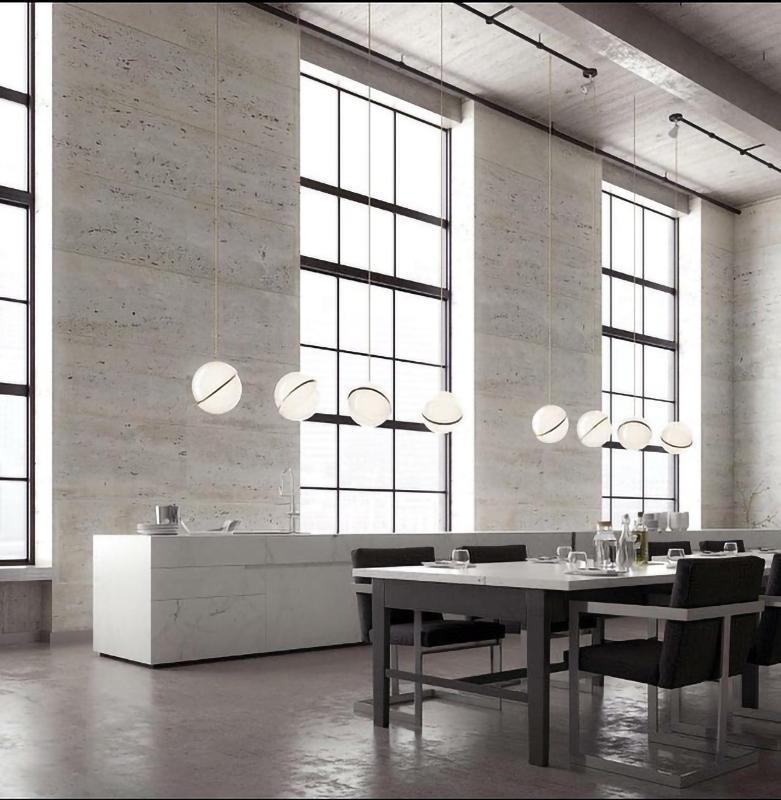 Lampa wisząca w kształcie półksiężyca