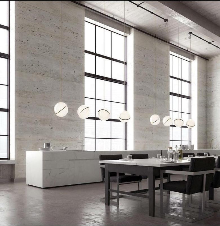 Lampa wisząca w kształcie półksiężyca