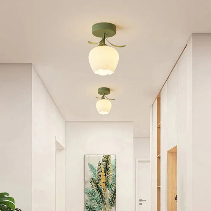 Prosta lampa sufitowa Tiffany z mini kwiatami