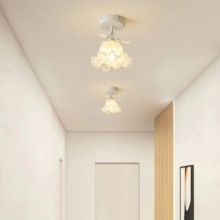 Prosta lampa sufitowa Tiffany z mini kwiatami