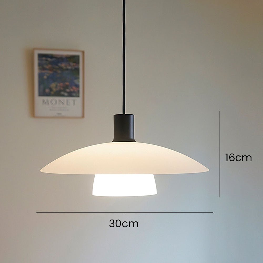 Minimalistyczna lampa wisząca z białego szkła warstwowego