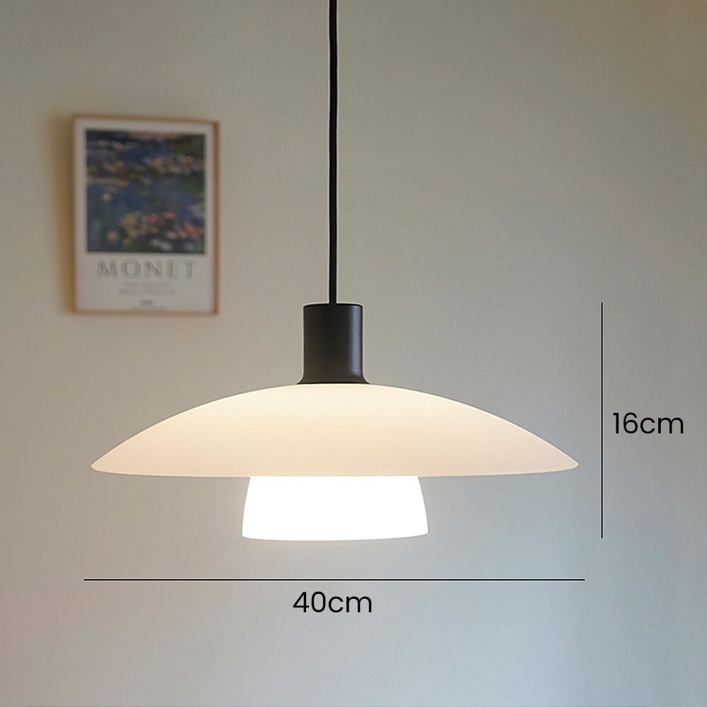 Minimalistyczna lampa wisząca z białego szkła warstwowego