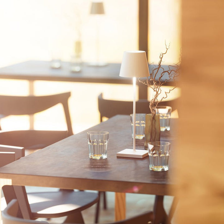 Wysoka Lampa Stołowa z Funkcją Przyciemniania