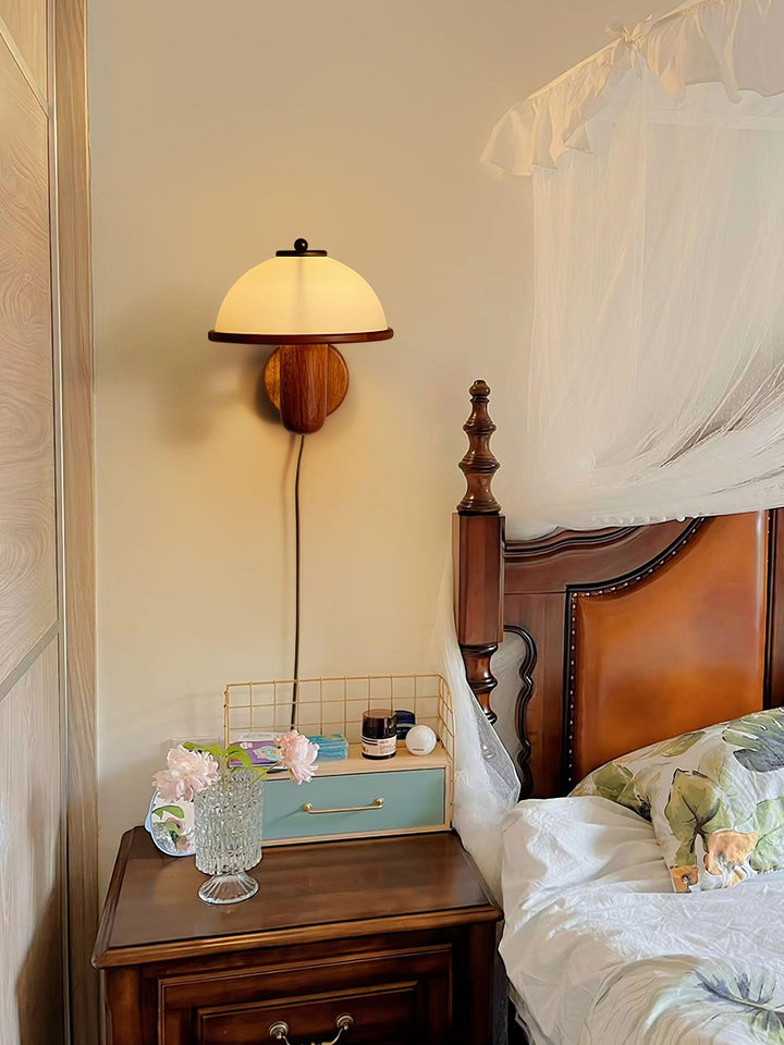 Lampa ścienna z drewna w kształcie grzyba