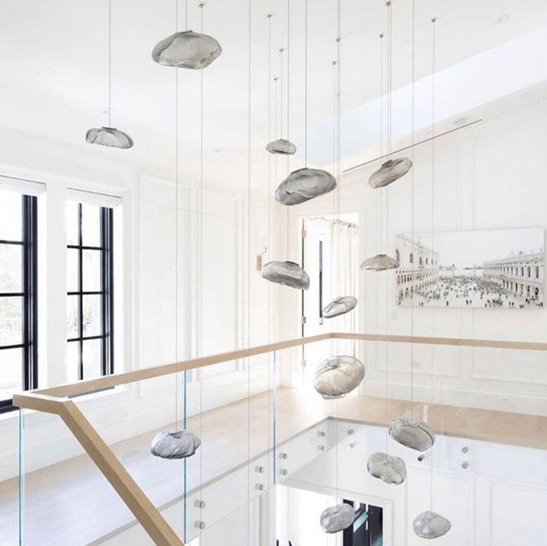 Minimalistyczna lampa wisząca z dmuchanego szkła