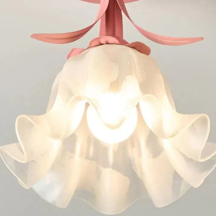 Prosta lampa sufitowa Tiffany z mini kwiatami