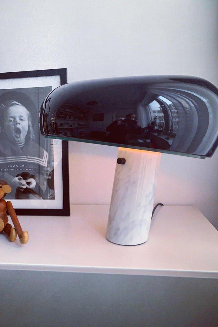 Lampka stołowa z marmurową dekoracją