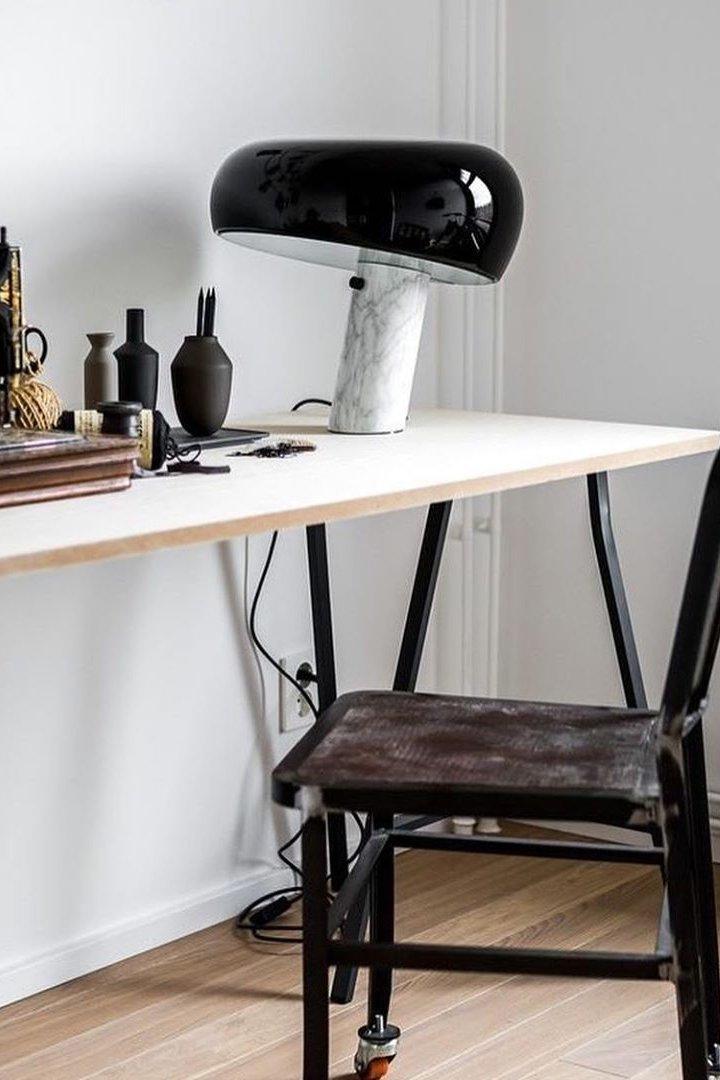 Lampka stołowa z marmurową dekoracją