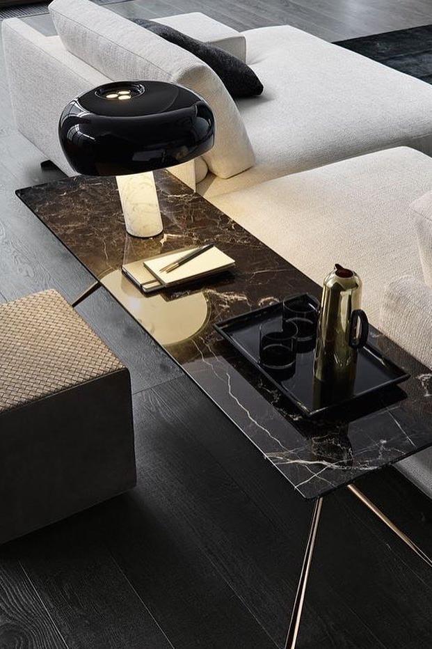 Lampka stołowa z marmurową dekoracją