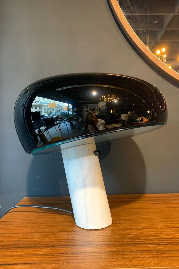 Lampka stołowa z marmurową dekoracją