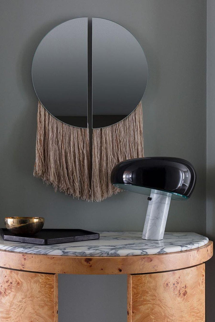 Lampka stołowa z marmurową dekoracją