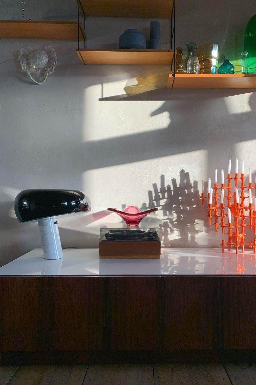 Lampka stołowa z marmurową dekoracją