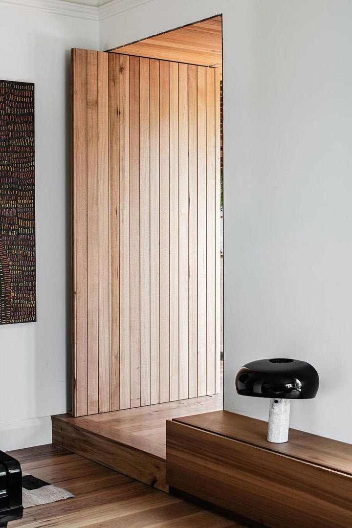 Lampka stołowa z marmurową dekoracją