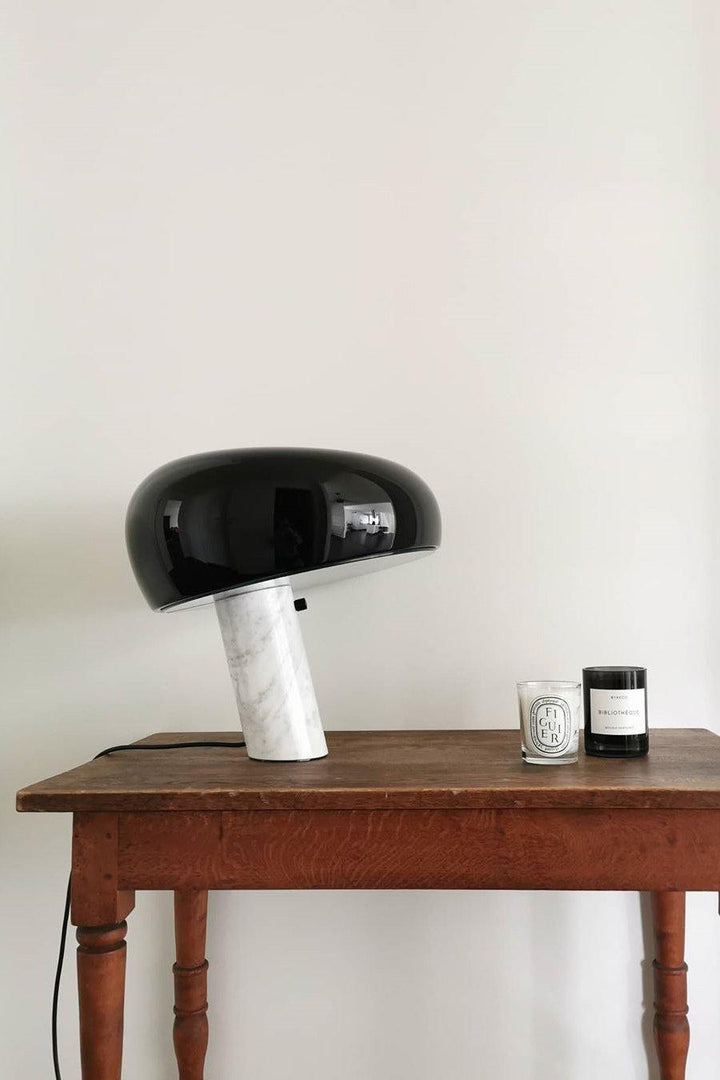 Lampka stołowa z marmurową dekoracją