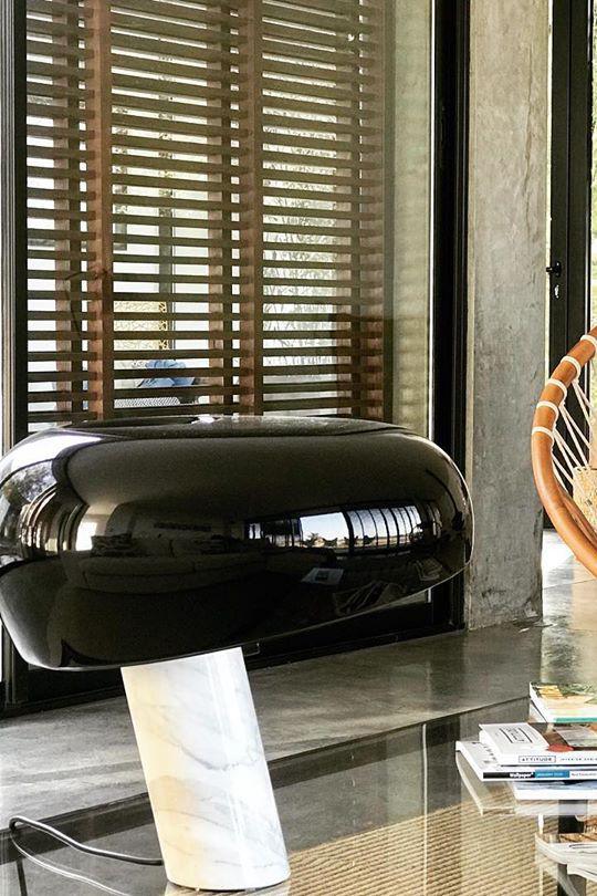 Lampka stołowa z marmurową dekoracją