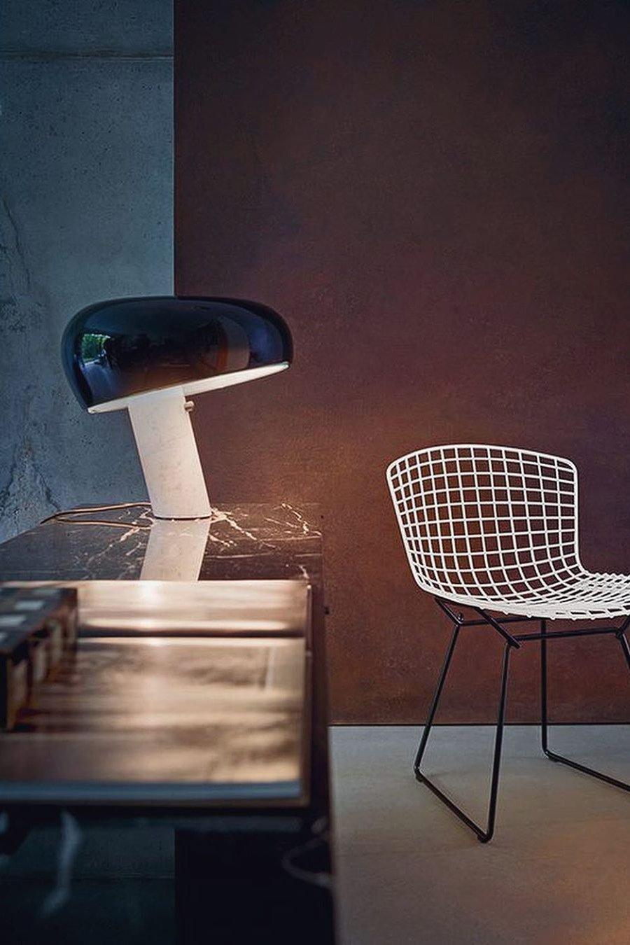 Lampka stołowa z marmurową dekoracją