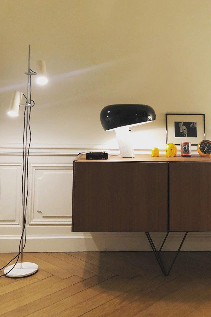 Lampka stołowa z marmurową dekoracją