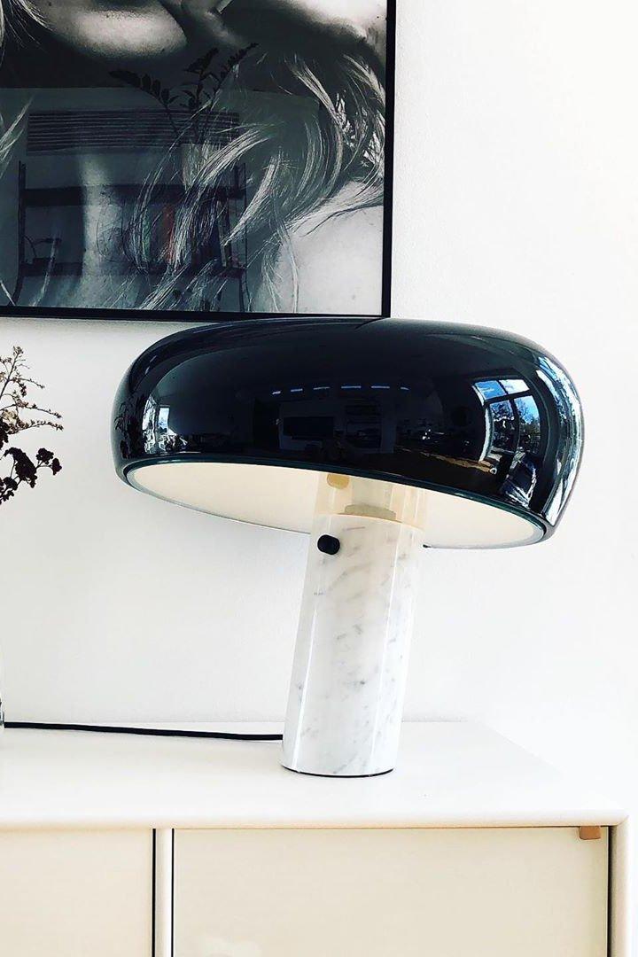 Lampka stołowa z marmurową dekoracją