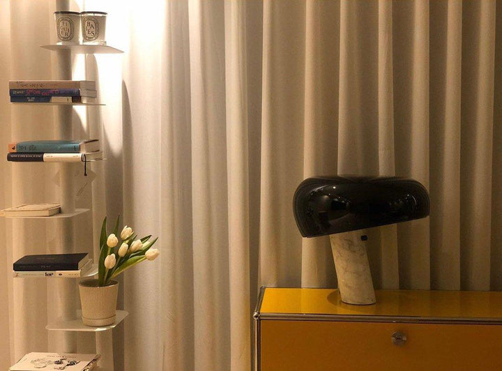 Lampka stołowa z marmurową dekoracją