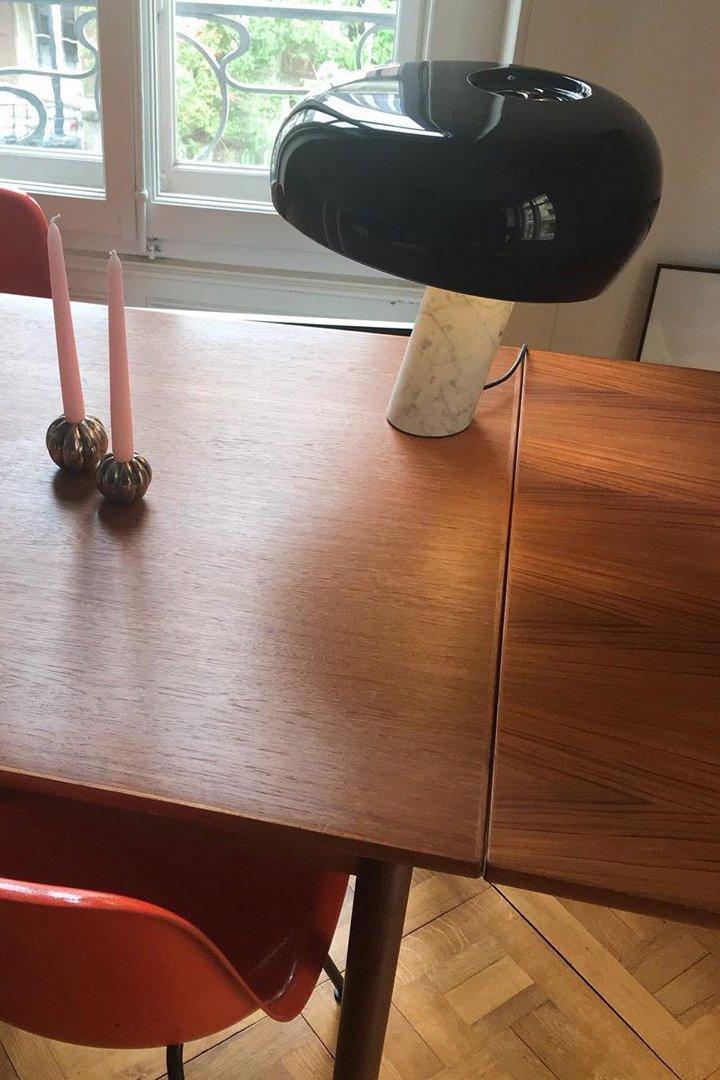 Lampka stołowa z marmurową dekoracją