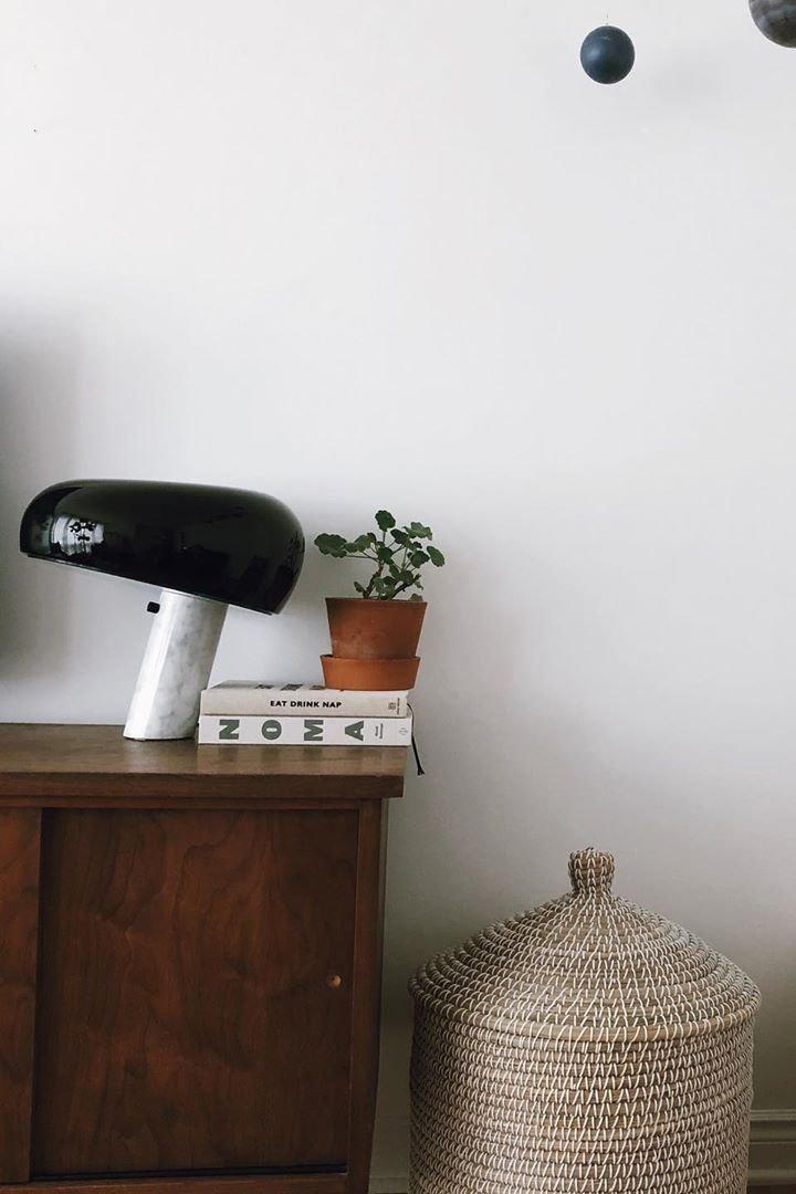 Lampka stołowa z marmurową dekoracją