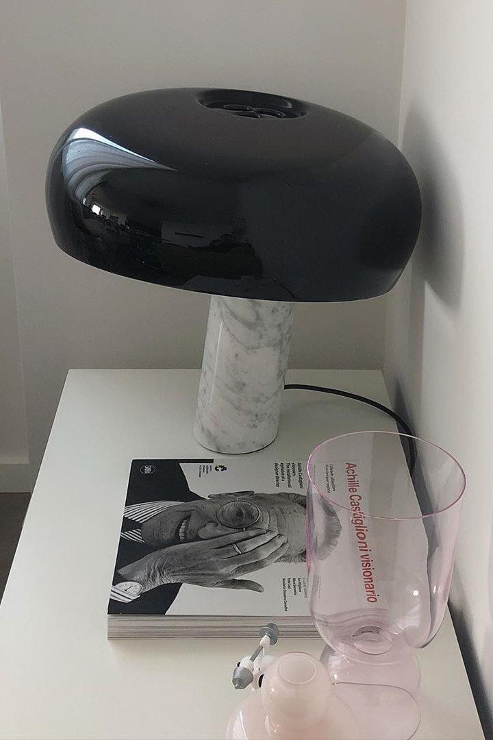 Lampka stołowa z marmurową dekoracją