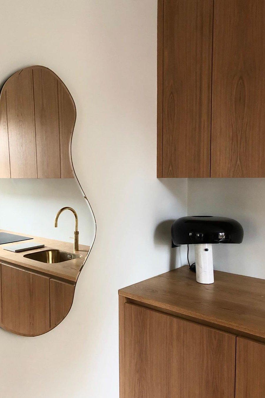 Lampka stołowa z marmurową dekoracją