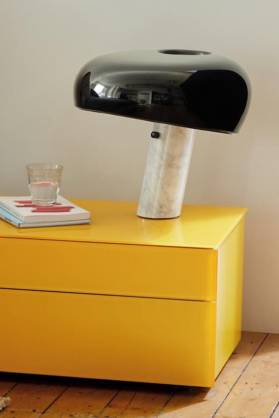 Lampka stołowa z marmurową dekoracją