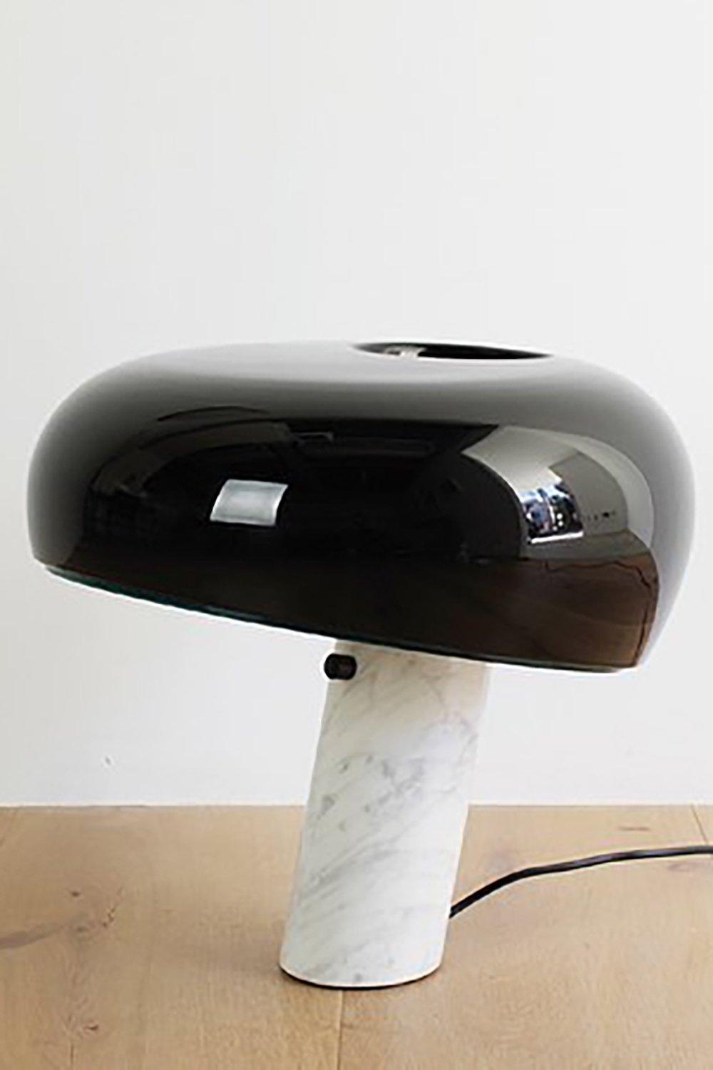 Lampka stołowa z marmurową dekoracją