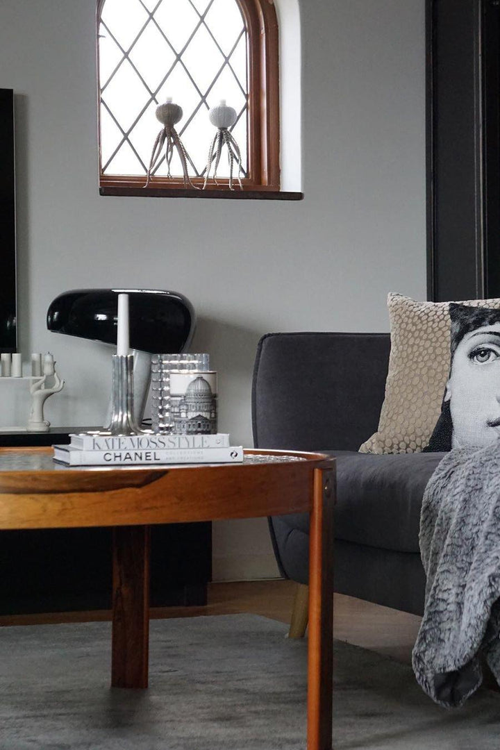 Lampka stołowa z marmurową dekoracją