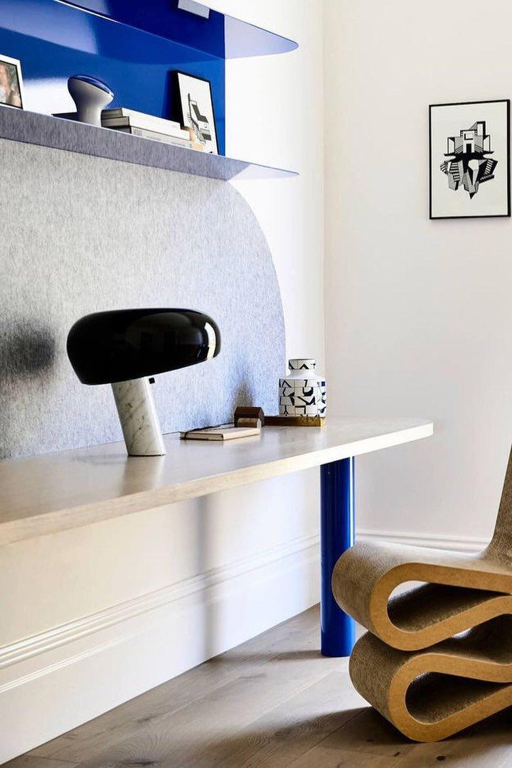 Lampka stołowa z marmurową dekoracją