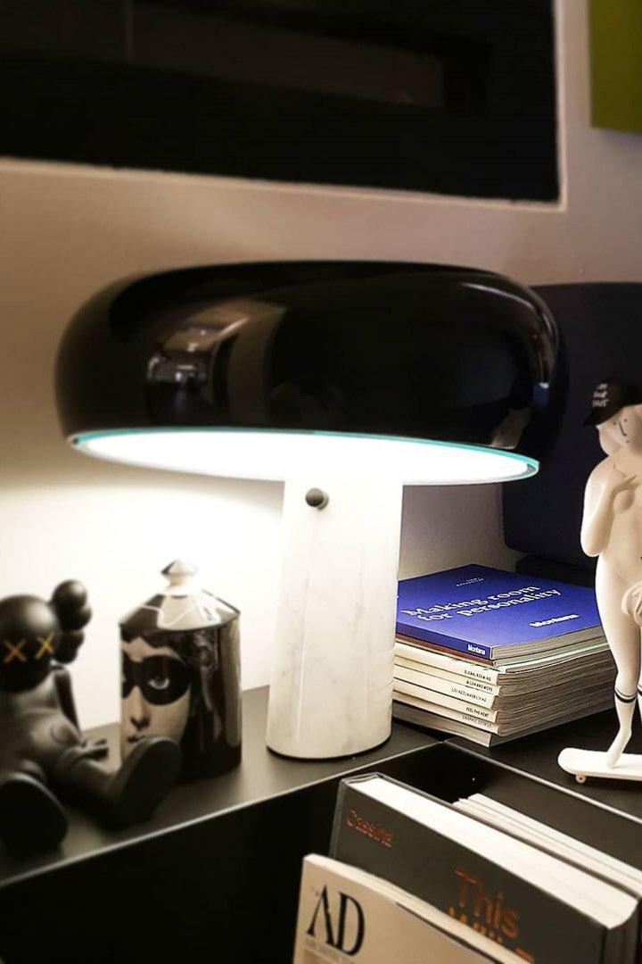 Lampka stołowa z marmurową dekoracją